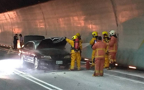 國道5號火燒車 駕駛自救 宜蘭-台北一度單線通車