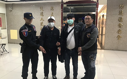 (影)中國扒竊集團來台「妙手空空」 刑警過肩摔擒拿2現行犯