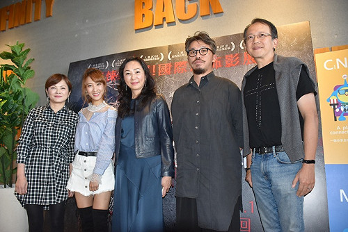 觀賞國片《玩命貼圖》 李佳芬：支持真正的台灣電影產業