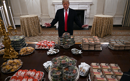 政府停擺  川普自掏腰包  請美式足球大學冠軍隊員吃麥當勞