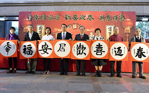 徐國勇與書法名家揮毫贈春聯　「居」字亮出來全場笑翻