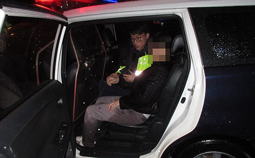 雨中僵站3小時 婦人身體不適險失溫