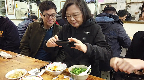 (影) 蔡英文逛西門町吃小吃 動筷前必先拍照