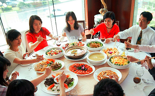 近5成上班族最恨假日吃尾牙　最想要大獎是汽車、禮券