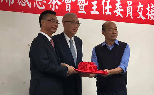 (影)高市國民黨主委交接 韓國瑜一度哽咽籲了解民心
