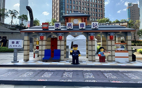 樂高迷快來打卡！巨大版「樂高車站」現身信義區