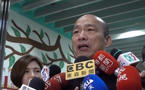 韓國瑜夜宿永安兒童之家 「禿頭伯伯」送暖讓孩童不孤獨