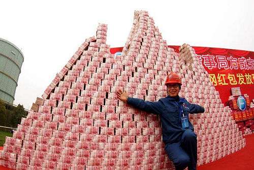 超狂！13億現金堆成山 員工爽領27萬年終大紅包