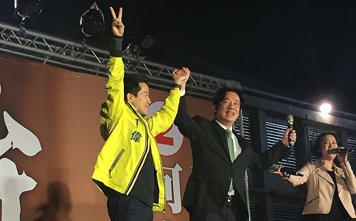 賴清德替何志偉站台人氣旺 民眾爭先恐後合影留念