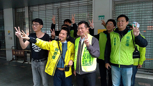 陳建銘連續攻擊 何志偉秀當兵照：早放棄美國國籍