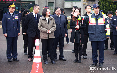 蔡英文視察國道勤務　致贈年節加菜金