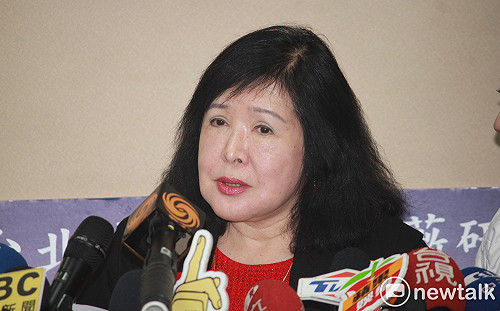 鄭惠中記者會男子作勢攻擊媒體　疑是政黨支持者