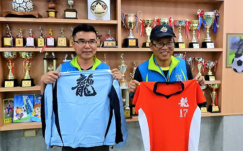 足球／第九屆國泰世華旭村盃開戰　足球館藏「龍袍」