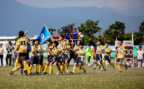 足球／「飛毛腿」帶傷拚最後一戰　新市奪旭村盃冠軍