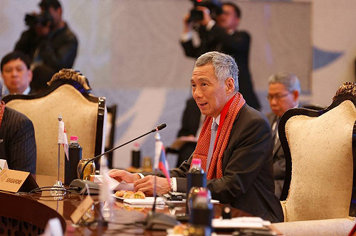 政治世家鬥袜煞  李顯龍弟胳臂外彎挺反對派領袖