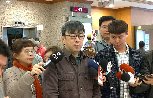 現世報？段宜康被螃蟹夾拇指送急診　底下網友笑翻