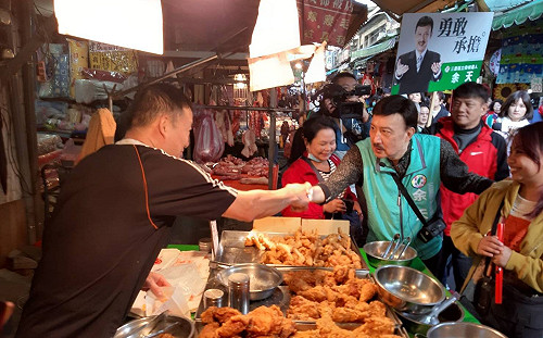 勤走基層市場拜票　余天預告年後會有大咖站台