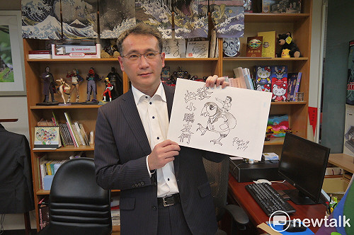 鄭運鵬宅出高度「會收集還會畫」！國會辦公室宛如公仔店