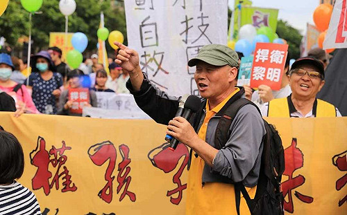 (影)總統府前情緒失控 黎明幼兒園長陳情時自殘
