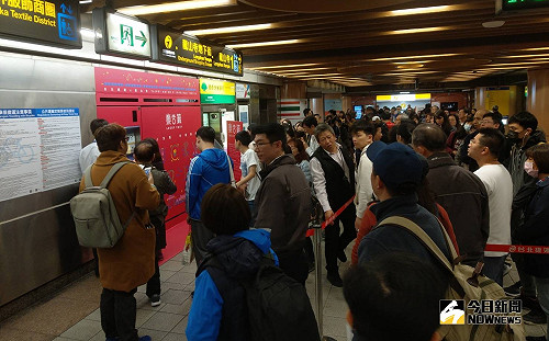 明天請早！人潮擠爆北捷龍山寺站　排隊3H搶桃紅開運票卡