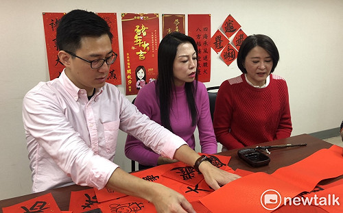 提攜新生代  王鴻薇、闕枚莎帶詹為元寫春聯賀新年