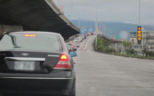 除夕南下車潮湧現  高速公路5路段車多