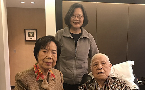 拜年兼祝壽 蔡英文小年夜探望李登輝夫婦