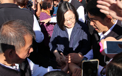 滿滿的政治味！相距僅百公尺  總統VS.主席  鹿港福袋秀強強滾