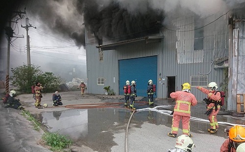 八里鐵皮工廠大火　延燒7間工廠