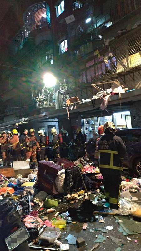 凌晨驚魂！新北公寓瓦斯氣爆  5人受傷送醫