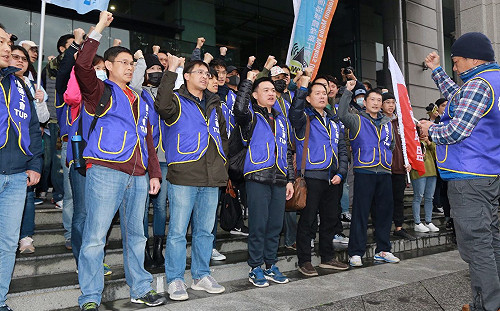 長時間「綁」在駕駛座 資深飛行員譏華航只敢講「飛時」不公布「工時」