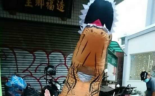 孝女扮恐龍籌學費慘被打  驚動黃偉哲慰問盼協助