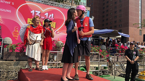 (影)高雄「1314永浴愛河」活動 情侶求婚成功添喜氣