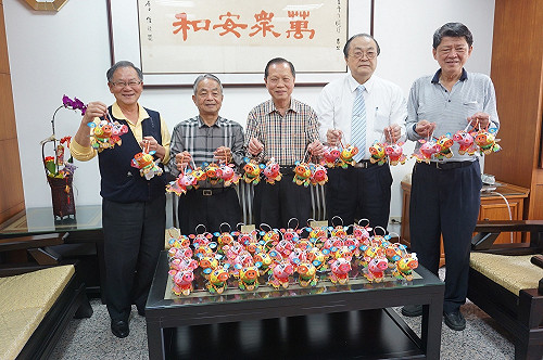 元宵夜到南屯萬和宮 看歌仔戲摸彩拿賀歲小提燈