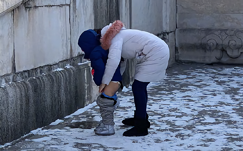 北京故宮出現「尿尿小童」　網撻伐：宮裡鬼魂不會放過妳