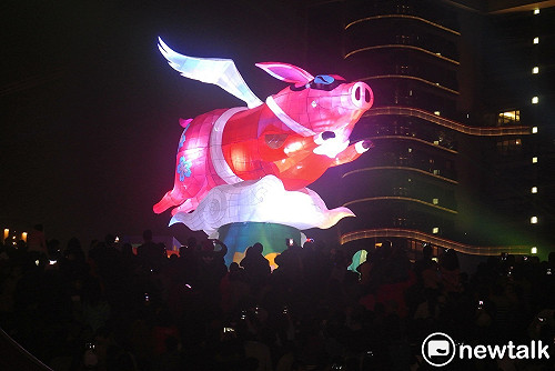 台中「福滿迎豬」元宵主燈點亮   迎賓門「落雨光廊」也吸睛