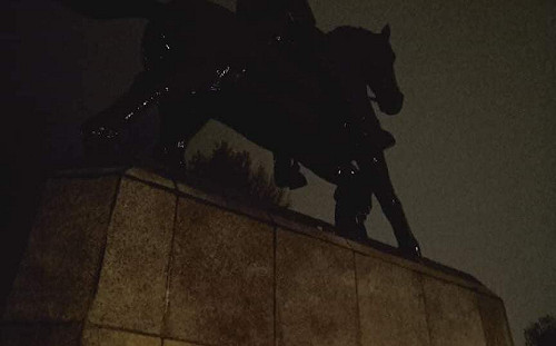 力挺促轉會！近10名大學生凌晨鋸斷政大蔣介石銅像馬腳