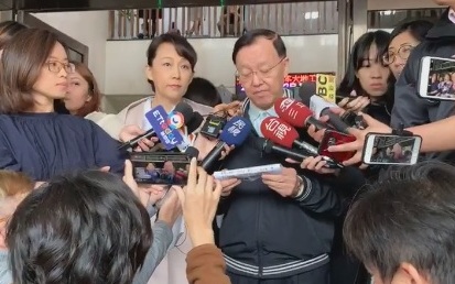 (影)「誰摔死了李新」？ 盛竹如、郭新政被控加重誹謗