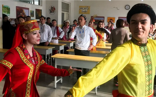 國際輿論壓力難擋  北京續邀各國外交官參訪新疆再教育營