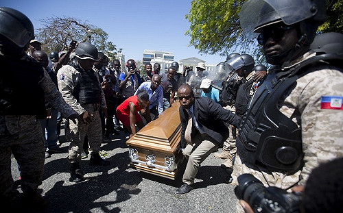 海地示威再起！群眾抬棺抗議  警發射催淚瓦斯驅離