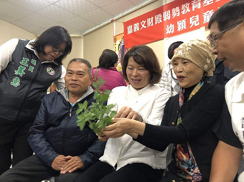 搶救瀕臨消失的母語 顧德莎成立《幼穎兒童臺語文學》