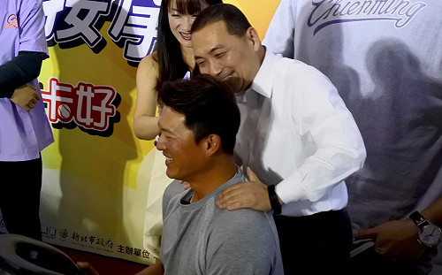 親手幫偶像王建民按摩　新北市長侯友宜圓夢笑呵呵