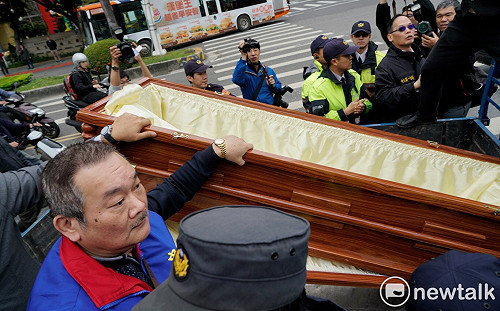 白狼率眾陳抗糗摔棺材內 徐國勇：警方處理得相當適當