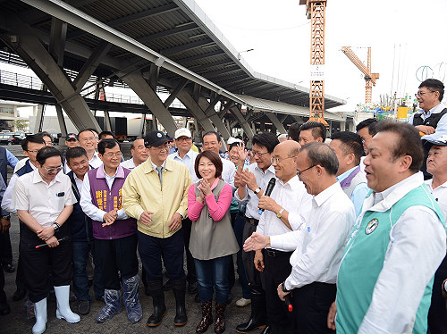 訪視屏東東港  蘇揆宣布漁船船員適用彈性工時