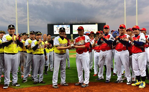 高雄公益棒球賽 韓國瑜意外缺席成焦點