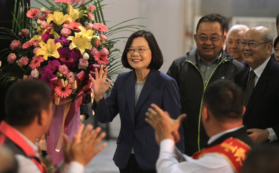 總統好vs.選總統  蔡柯晚間同場不同台 民眾熱情從善如流