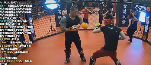 孫安佐越級打怪！單挑館長反被打爆