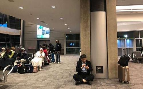 王鴻薇開投票欲教訓柯P席地而坐 結果一面倒慘遭打臉