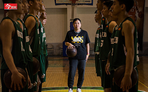 把偏鄉高中變男籃名門！鐵血教頭帶隊殺進HBL四強，靠「不留遺憾的決心」