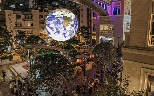 7公尺「漂浮地球」到香港　還多了台灣沒有的特效